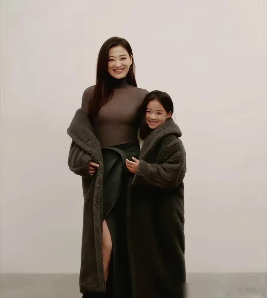 12岁，一部电影，7亿票房，横扫新人奖。梅婷女儿曾慕梅，把“星二代”这碗饭，彻