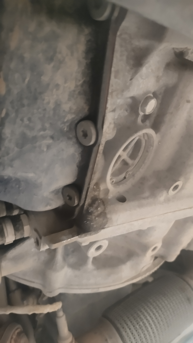 长安CS75P油底壳有点渗油车友们我的21款长安cs75P油底壳这里有点渗