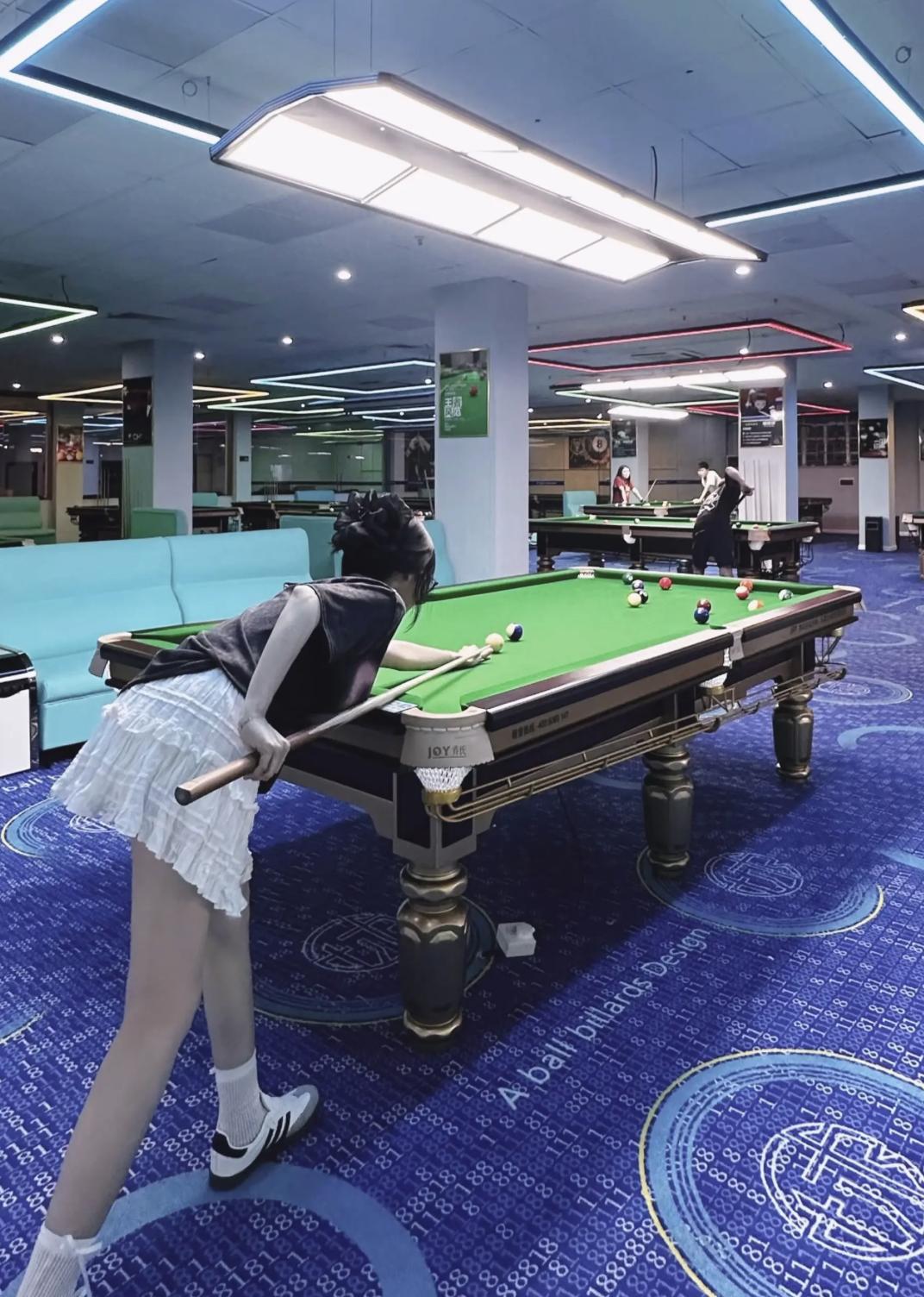 一个大四女生去台球厅当助教，干了一个月想走，结果被扣了3000块违约金。她说是店