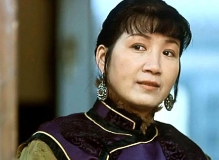 1990年，张艺谋对前来试戏的曹翠芬说：“你长得这么普通，年纪又这么大，就不要
