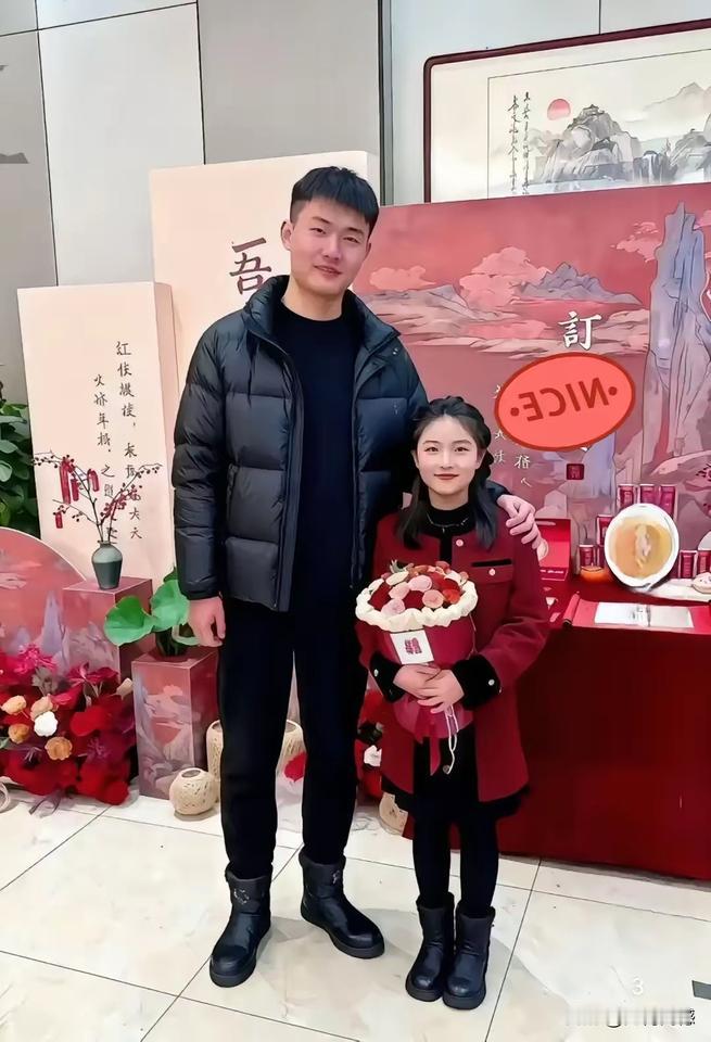 女孩身材虽然矮一些，但是看着小鸟依人，非常的可爱，看得出来，这也是一个非常善良的