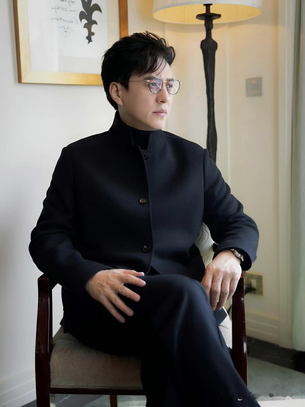 你有没有发现一件事？现在荧幕上，小鲜肉好像没那么“杀”了。倒是靳东这款，