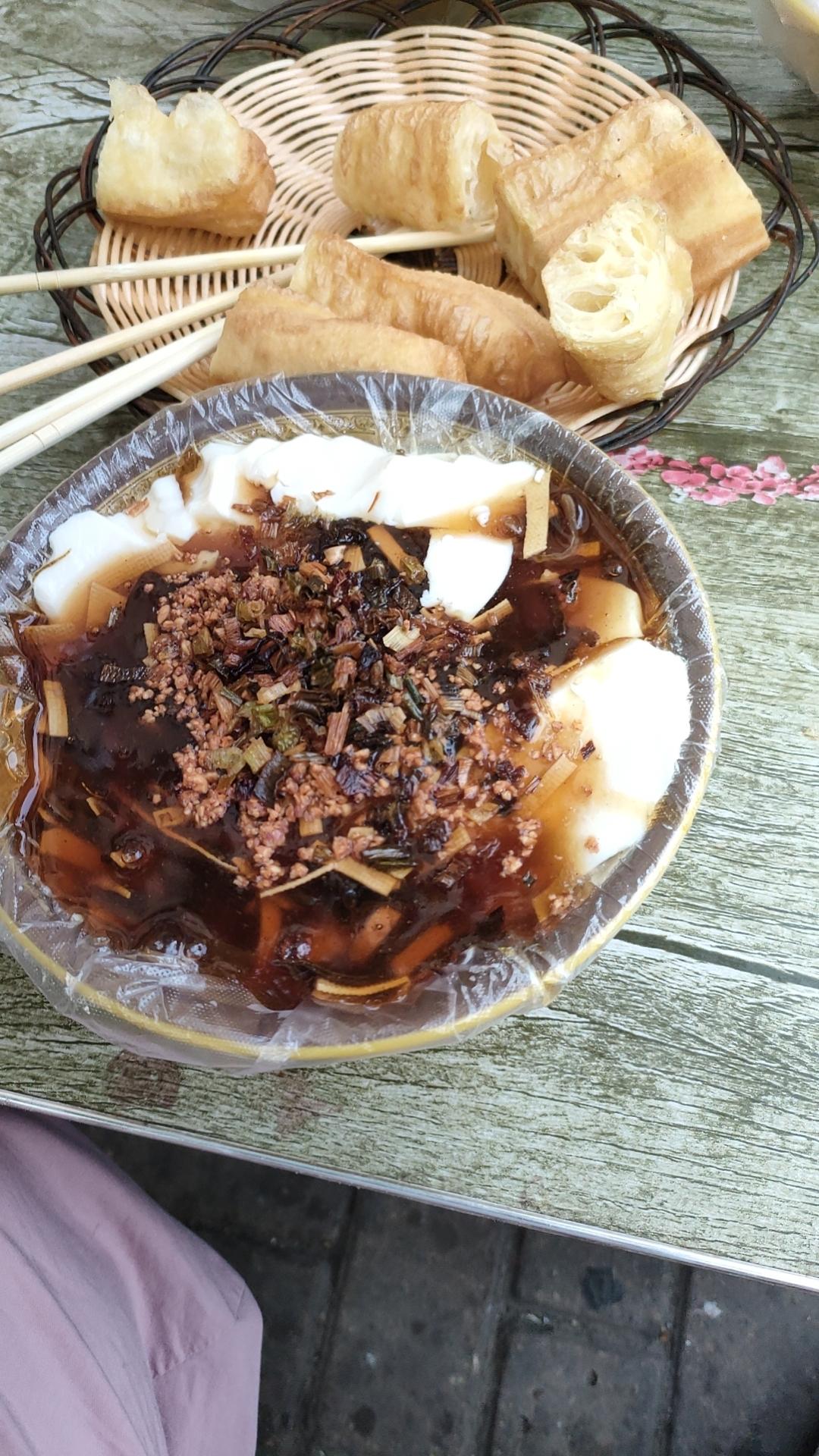 今天中午实在不想做饭了，本来呀想去吃个过桥米线，结果看到中午还有卖油条豆腐脑的，