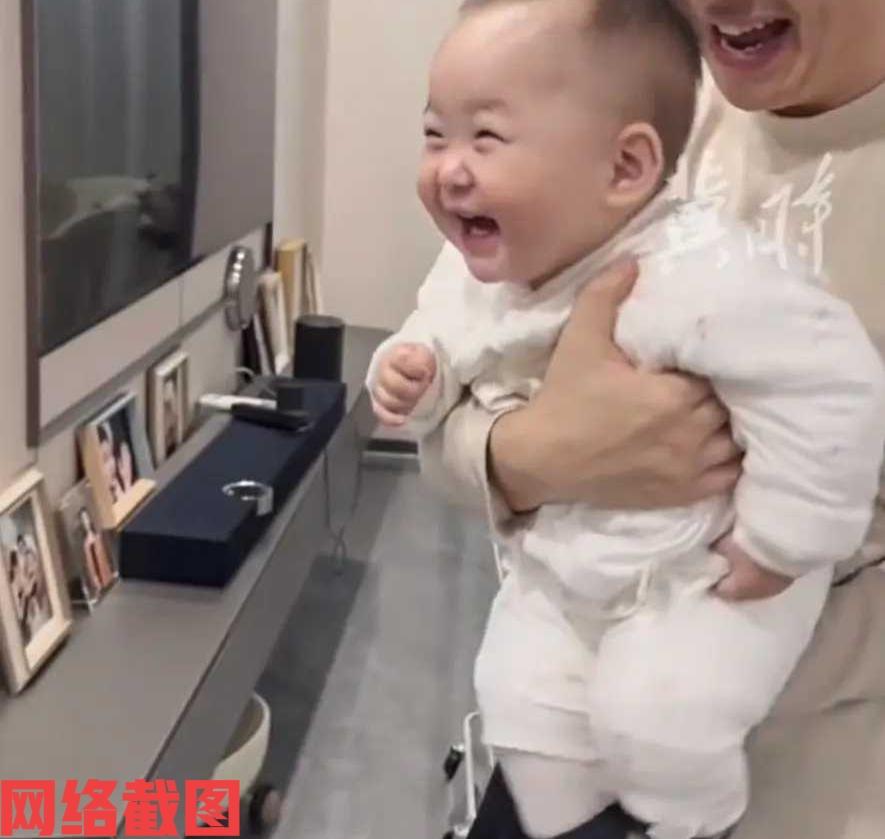 安徽宿州有奶奶在外办事晚归。当奶奶回家已是晚上十点多钟，还担心自己回家会吵醒