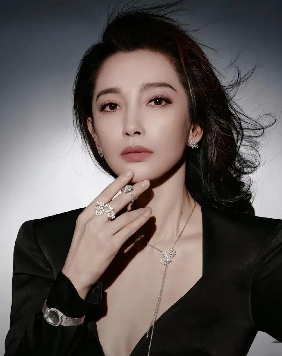 52岁李冰冰惊艳亮相伯爵珠宝活动，直接美出圈！一袭黑色低胸礼服裙，搭配大波浪卷发