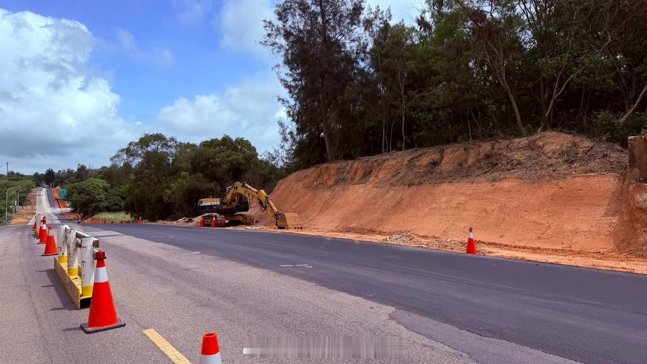 金门岛上修路时整理边坡挖出来的路边山头隐藏地堡，看起来已经废弃了相当长时间。这