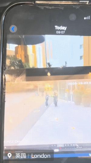 英国留学生新鲜出炉的被抢视频，刚出酒店门口打了一辆滴滴，然后刷着抖音等车来。结