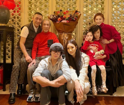 章子怡的哥哥章子男的三个孩子现状​大女儿，月亮，2007年出生，现在18岁，已