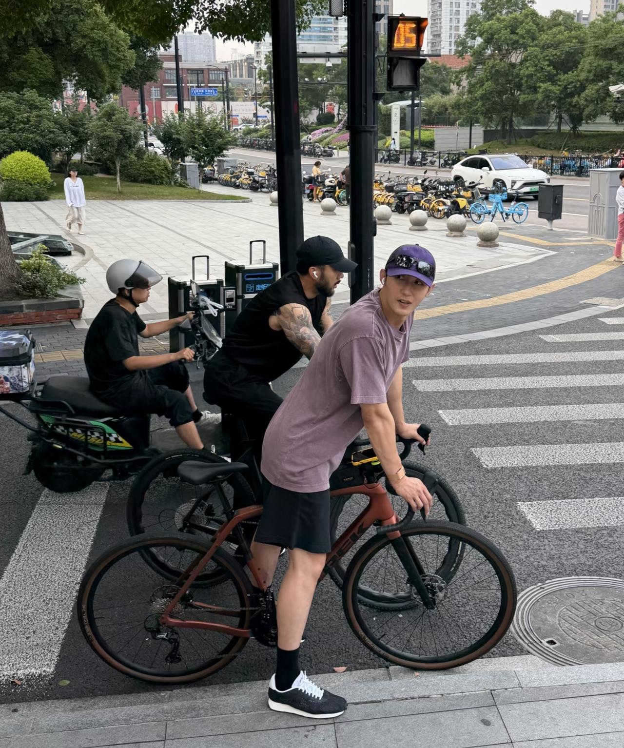 34岁黄景瑜和朋友在上海街头骑自行车被偶遇，他现实中真人比电视剧里还帅气，穿搭时
