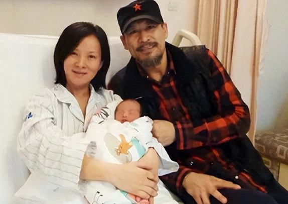 当年，27岁的谢兰嫁给大自己11岁的师小红，两人约好了丁克，不要孩子，因为她的父