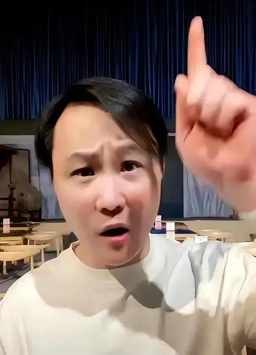 这个人真的太傻了。起码说不聪明。你见谁吵架，一个人骂一帮人的，他就是。郭德