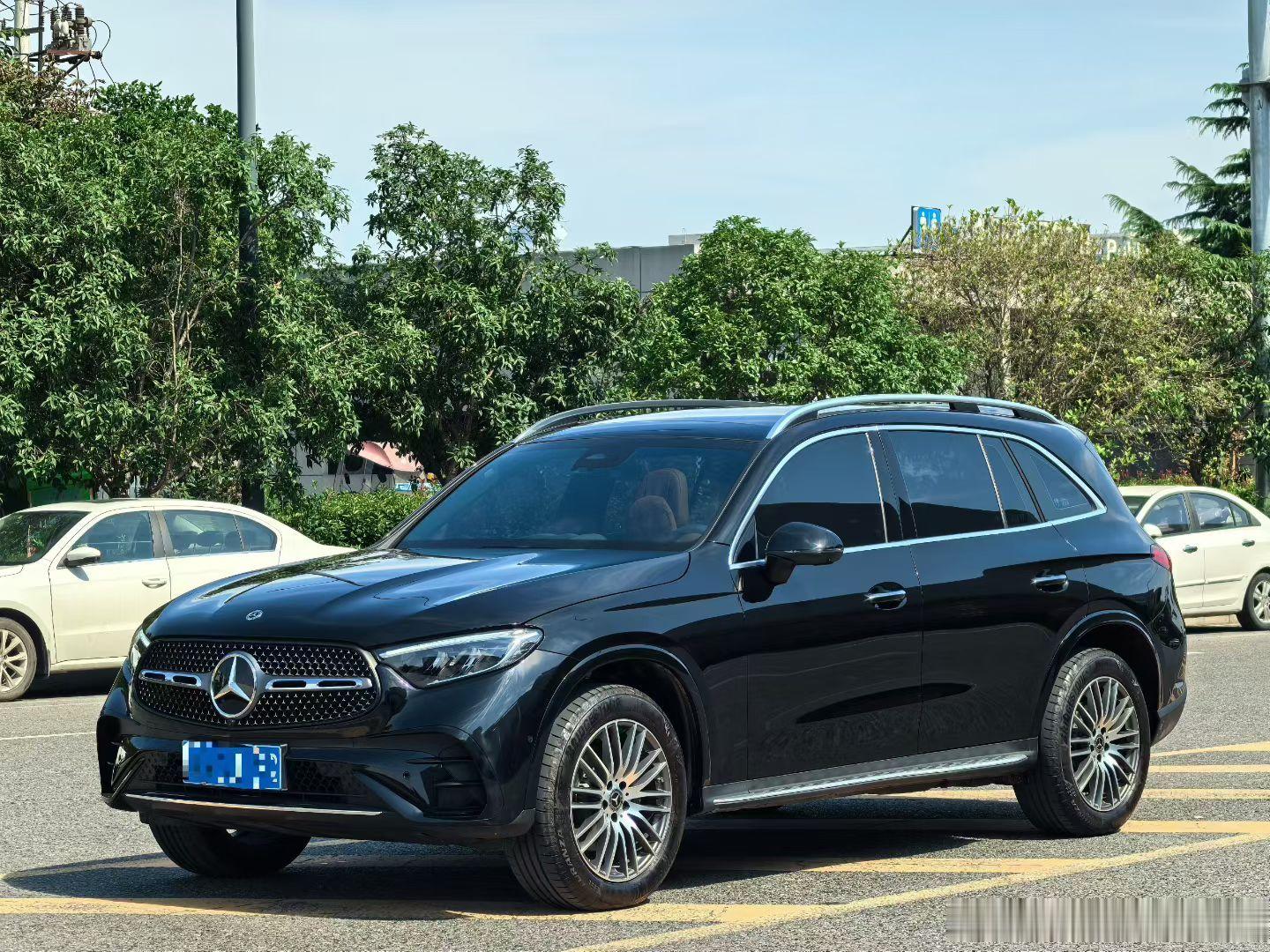 最新车源：奔驰GLC300L动感5座2024年上户，一手车私家车，6200公里，原版原漆。选装:前排