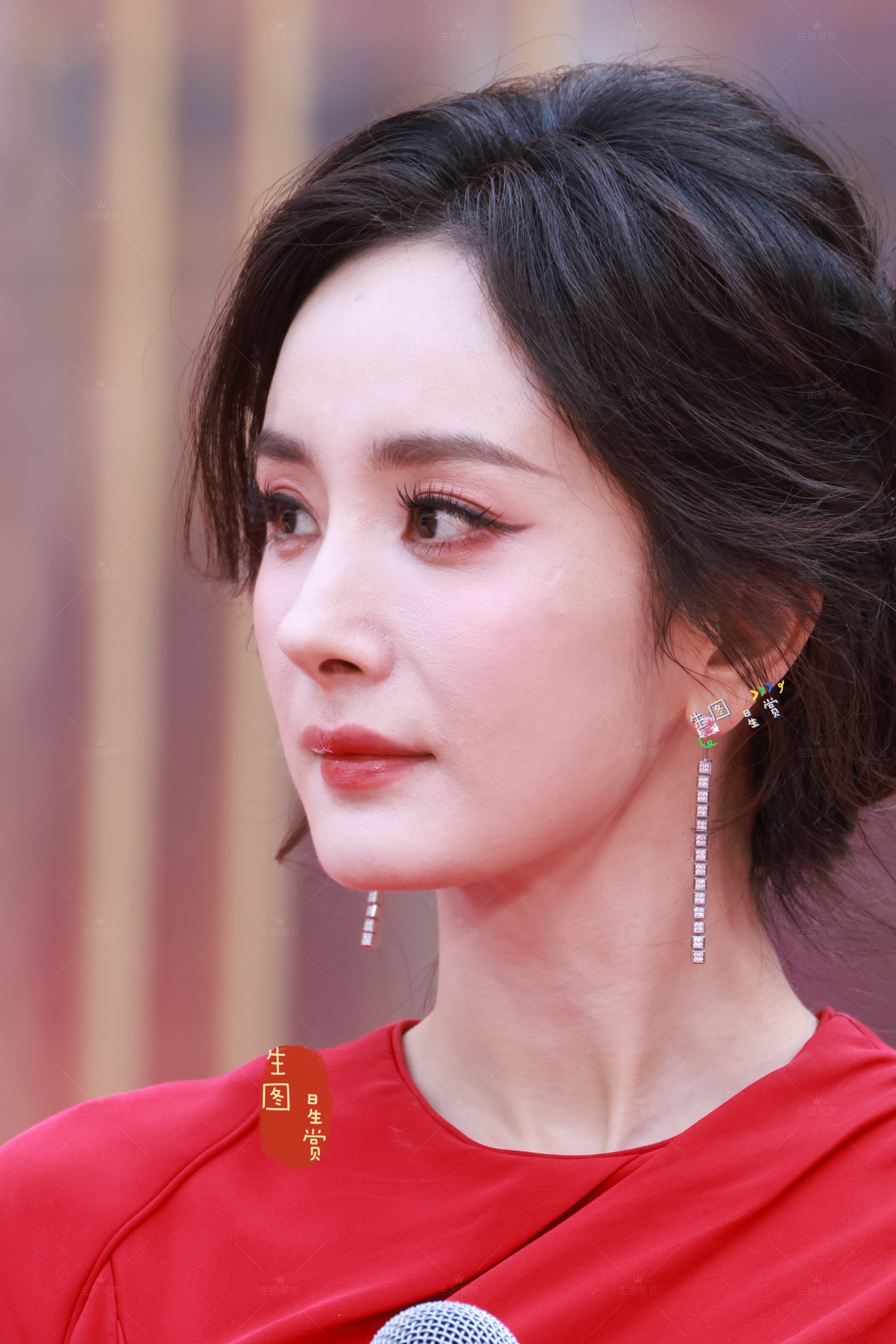 杨幂深圳雅诗兰黛活动出图大红裙喜庆惊艳，怼脸硬美！❤️杨幂见面会