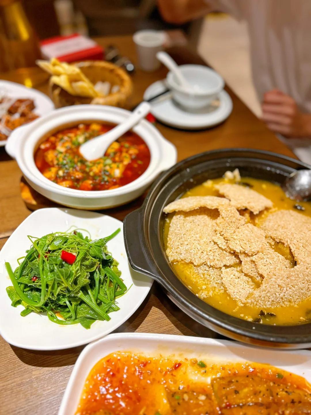 成都明婷小馆VS明婷饭店总是有人纠结这两家到底哪家更正宗？更好吃？其实背后都是同