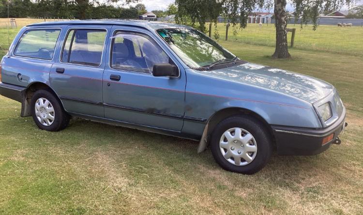 福特塞拉，这是个少见的瓦罐，当年三厢版在帝都跑出租，保有量可不少，但是如今认识这