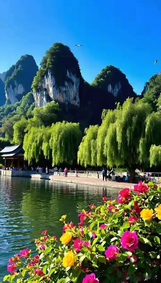 上联:山间明月松间照下联:岭中疏影林中摇