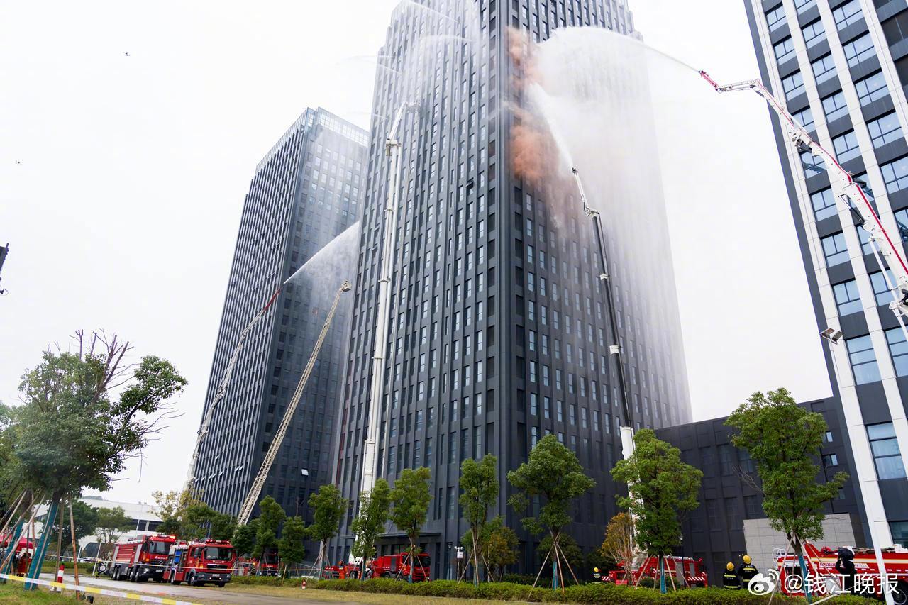 #高层火灾救援为何这么难#11月26日下午，香港大埔宏福苑多栋住宅楼发生火灾，这