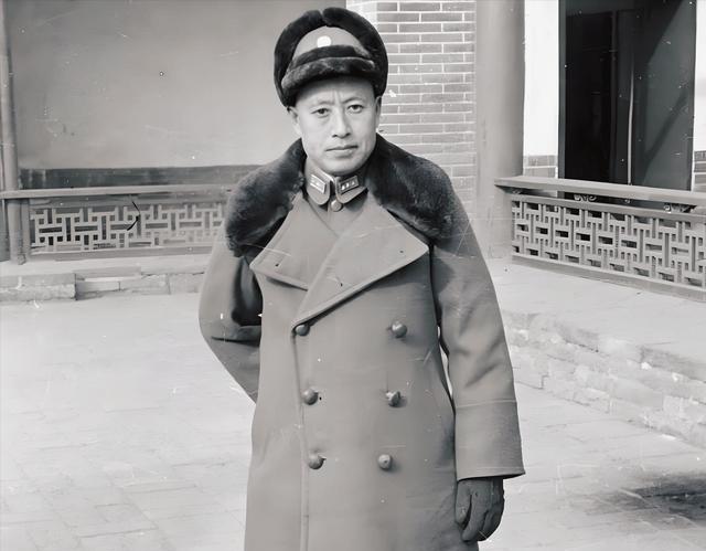 1926年10月，兵败的吴佩孚带着卫队逃到邓县，于学忠带着手下六个师长出门迎接，