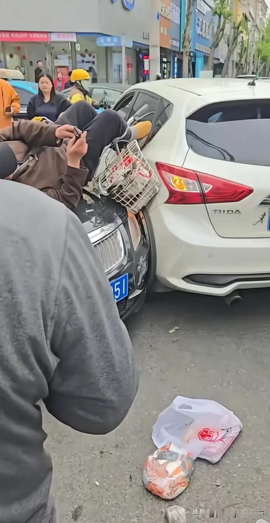 你大爷终究是你大爷。发生在北方某城市的这起交通事故，骑自行车的大爷被两辆私家车给