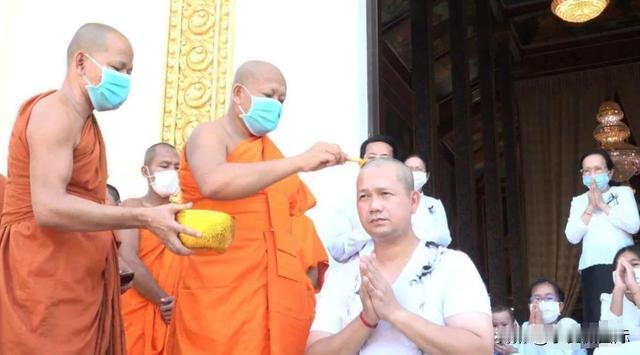 洪森之子洪马内，剃得了光头穿得了军装，一副可文可武的模样。