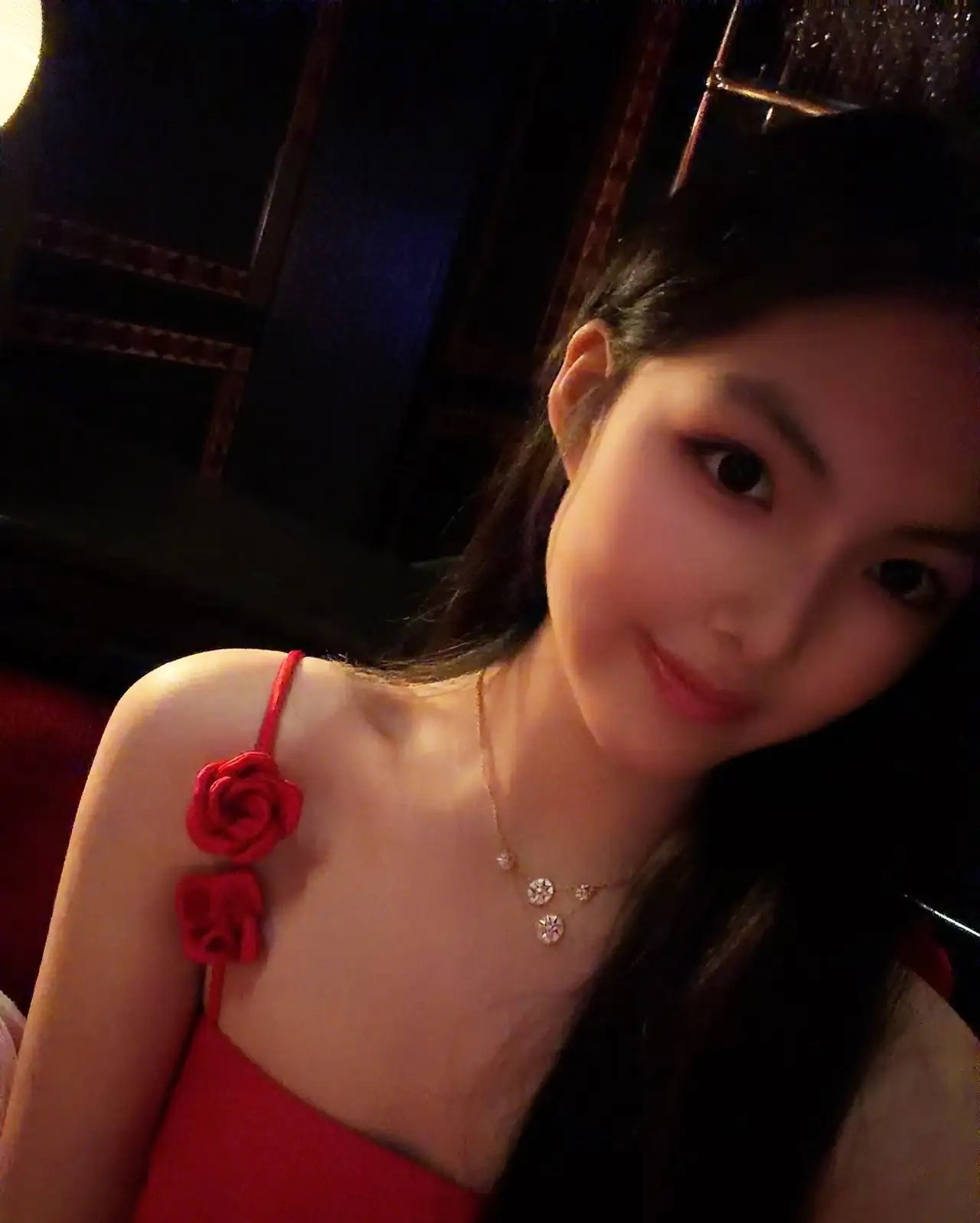 王诗龄晒出在英国过年，应该是和她妈在高级餐厅吃饭！这次她的衣服穿的挺好看，红色吊