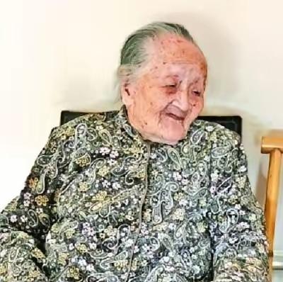 李春，是广东省最长寿的老人这话可不是随便说的，是官方认证、街坊邻里都公认的