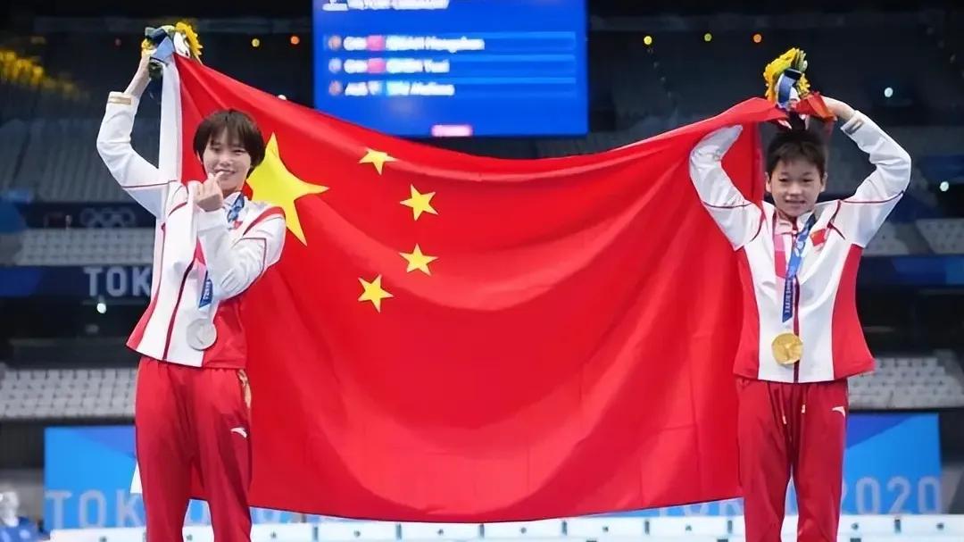 夺冠时刻：一句“我爱北京”点燃激情当全红婵与陈芋汐站上冠军领奖台，激动地大