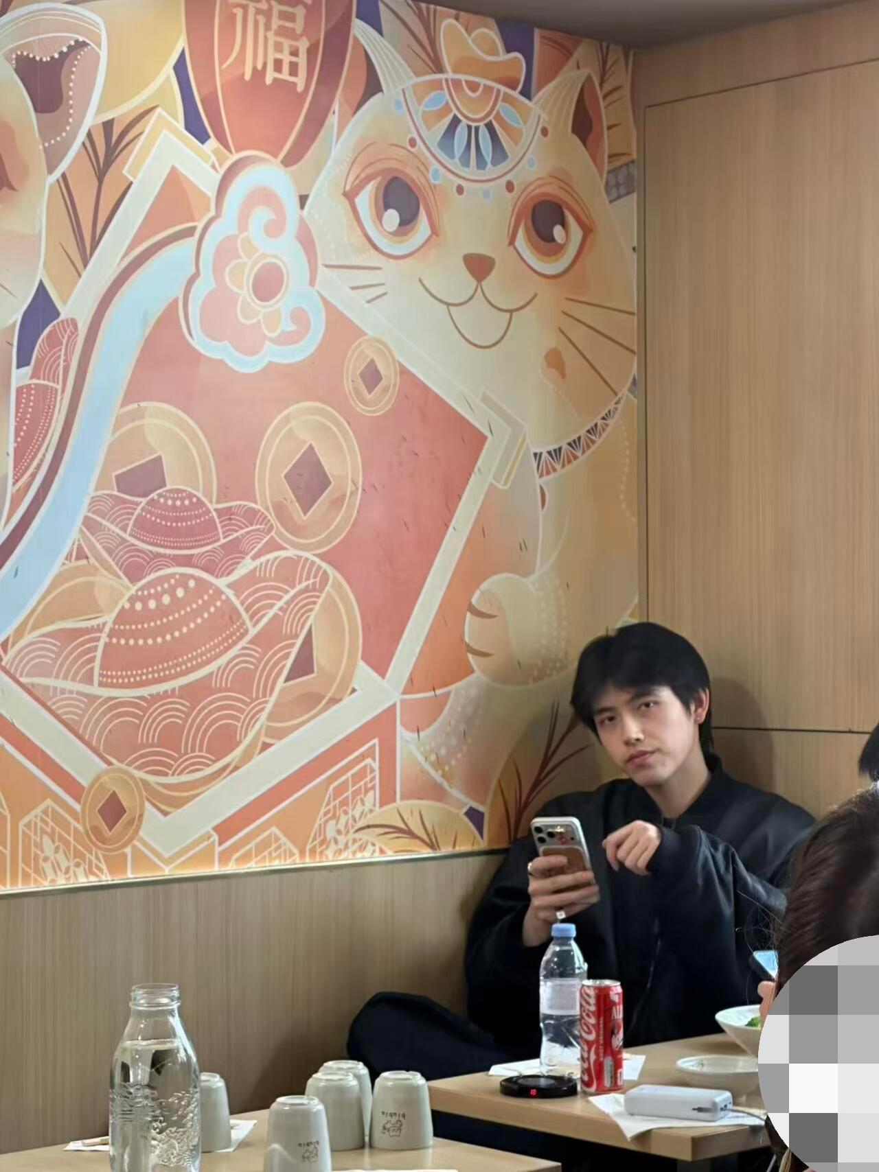 这个阿瑟最近真是又瘦又帅啊！！！巴黎吃麻辣烫还和偶遇路人自拍了！！！（看p5潮男