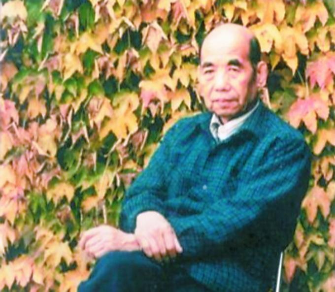 1958年，台北故宫博物院李霖灿副院长正在鉴赏一幅宋代古画。突然，一道阳光照进来