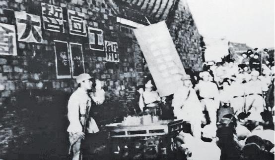 1949年4月18日，斯大林给毛主席发电报：如果红军敢渡过长江，将面临美国的打击