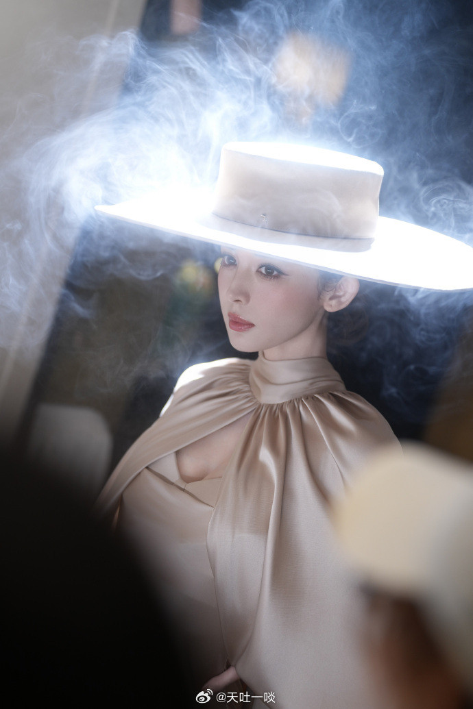 香槟金斗蓬裙、气质优雅魅力十足——古力娜扎。每日明星美图分享