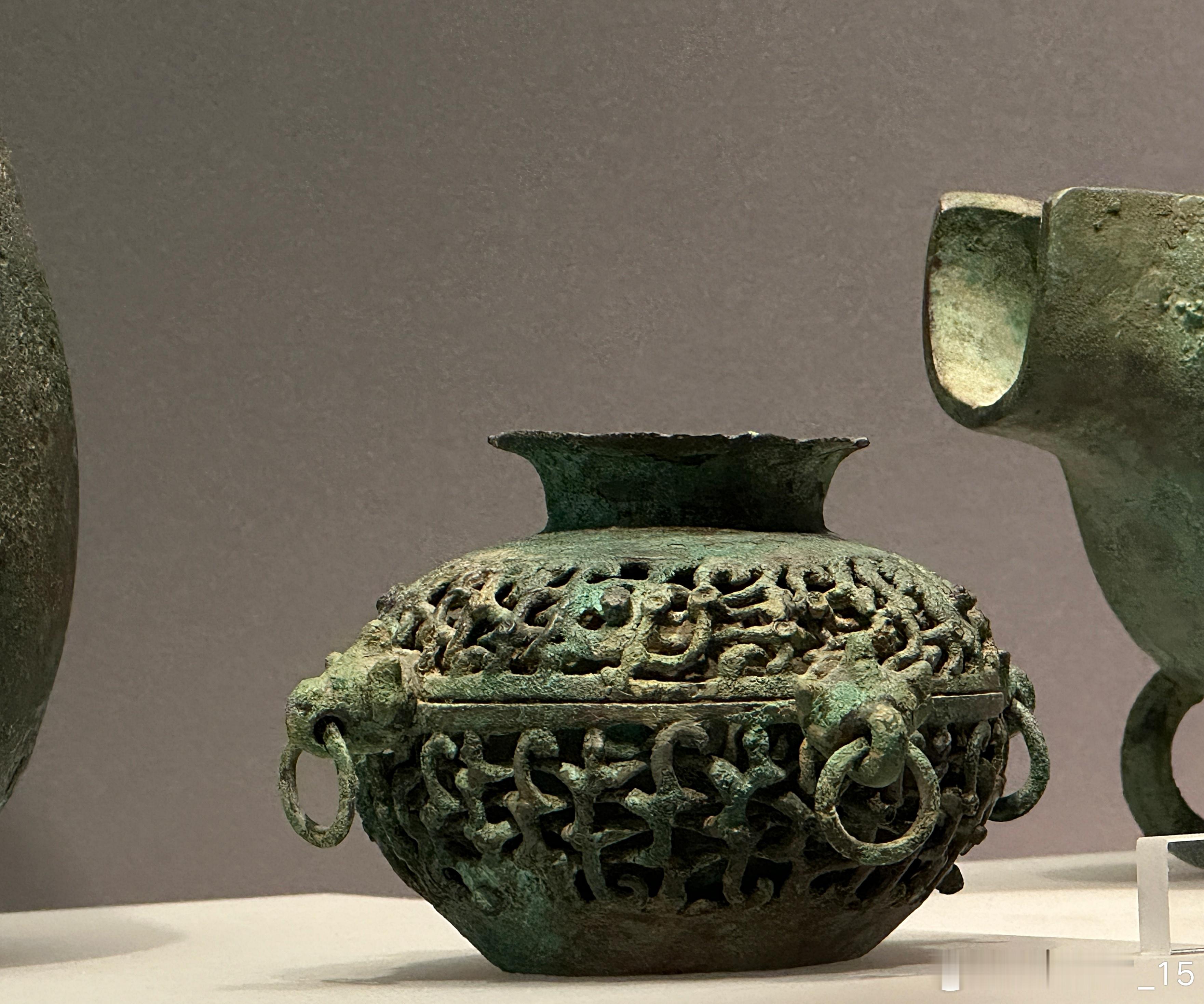 青铜瓿战国南京博物院藏江苏邳州市刘林墓出土。高7.4，直径9厘米。青铜铸造