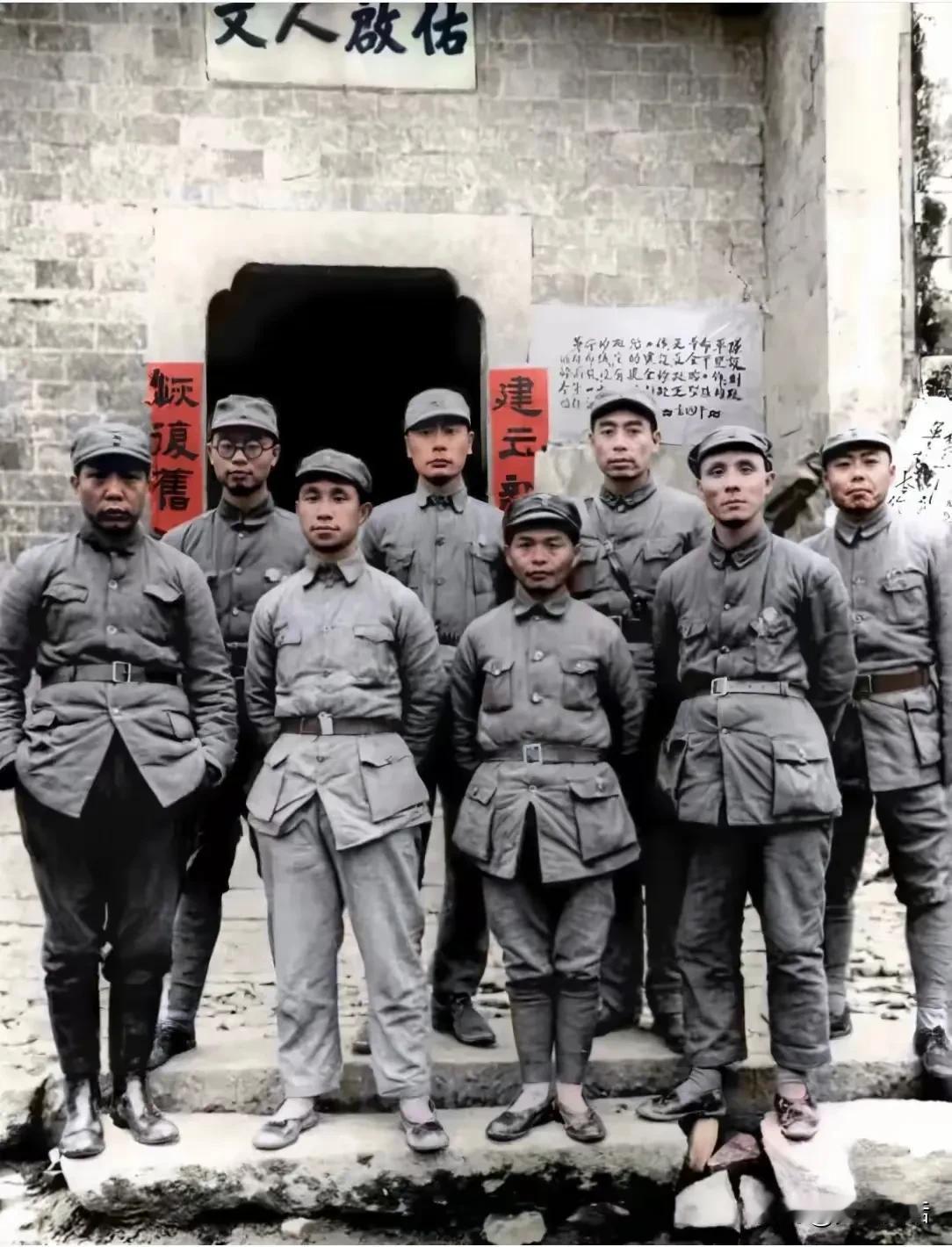 抗日战争时期，周恩来到新四军军部合影1939年2月，在新四军军部云岭新村陈氏