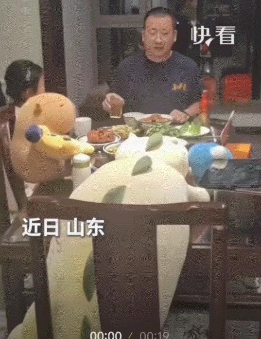 笑不活了，山东，一爸爸过生日，女儿为了让爸爸的生日过得热热闹闹，便提前把自己最喜