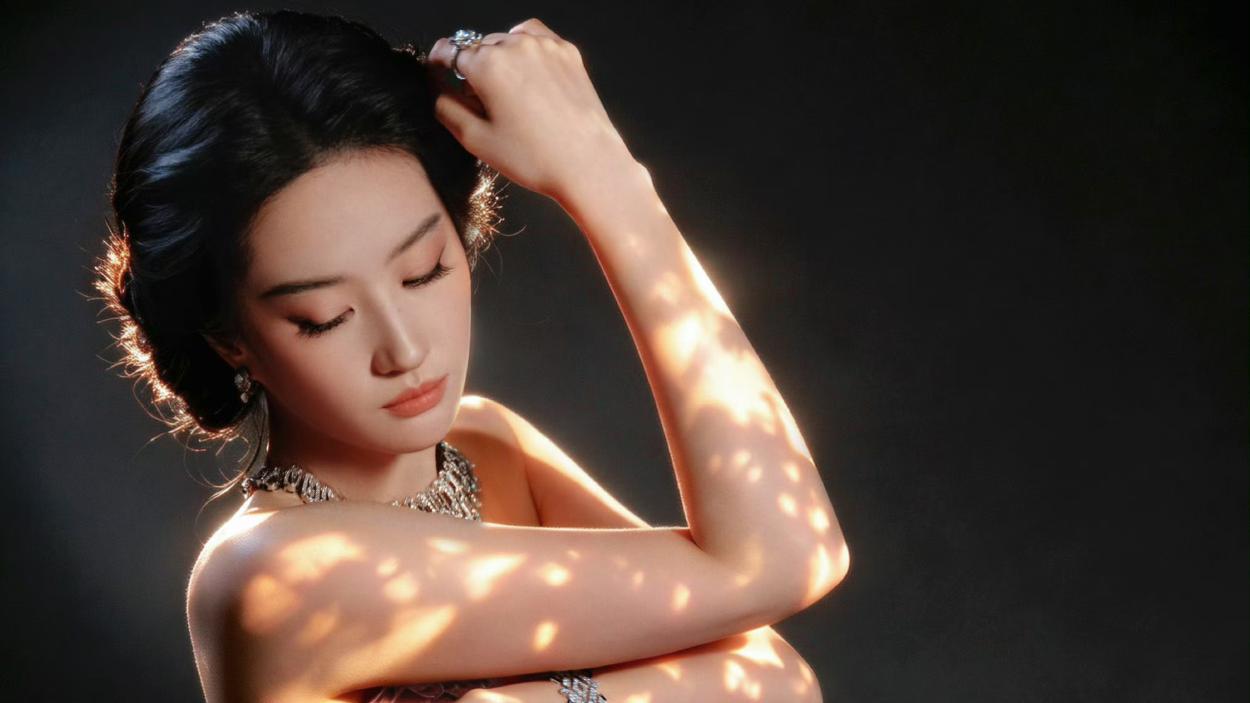 今晚的VOGUE红毯, 刘亦菲压轴出场那五分钟, 真的可以直接叫“神之五分钟”。