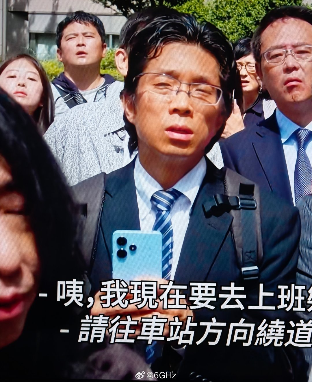 提欧奥特曼第一集路人甲还拿了台红米12，乍一看还以为是realme
