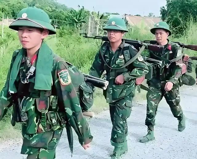 泰国装甲突击遭阻击，泰军紧急报告：前方根本不是柬军，是外国兵近日泰柬边境冲突再起