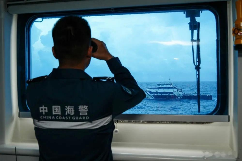 海警5203舰在南海执勤：图一是监视一艘菲律宾渔业资源局船。南海态势​​​
