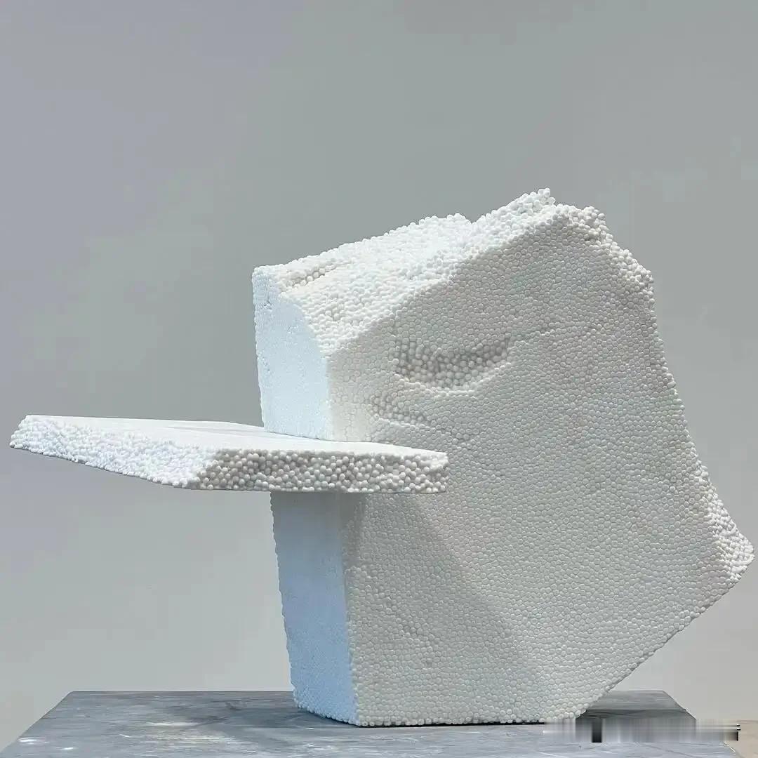 说实话，我被这东西骗了整整一个下午。你先盯着这几张图看5秒——一块被掰断的泡