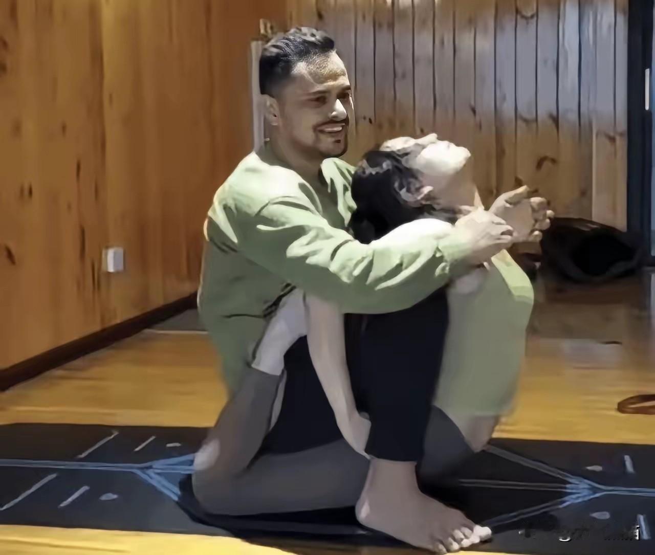 听说在国内的印度男瑜伽教练是非常受欢迎的，尽管费用也是非常的高昂，但是常常预约不