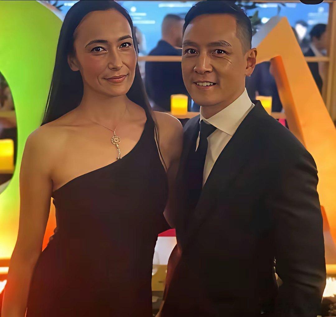 吴彦祖夫妇真的是越长越像了，五官都变得一模一样