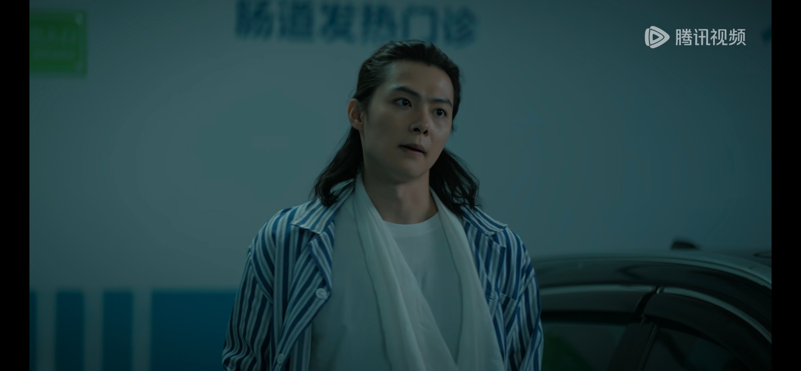 张日山这个废物，捏爹的一副老子很强拽的二五八万的样子，结果一次弄丢俘虏，一次看着