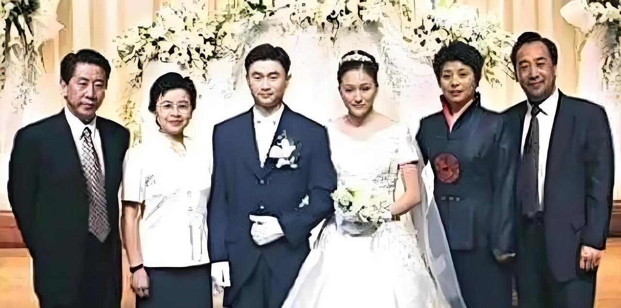 2002年首尔，许昭英的母亲在女儿婚礼上全程没笑。为了阻止她嫁给中国体操冠军黄力