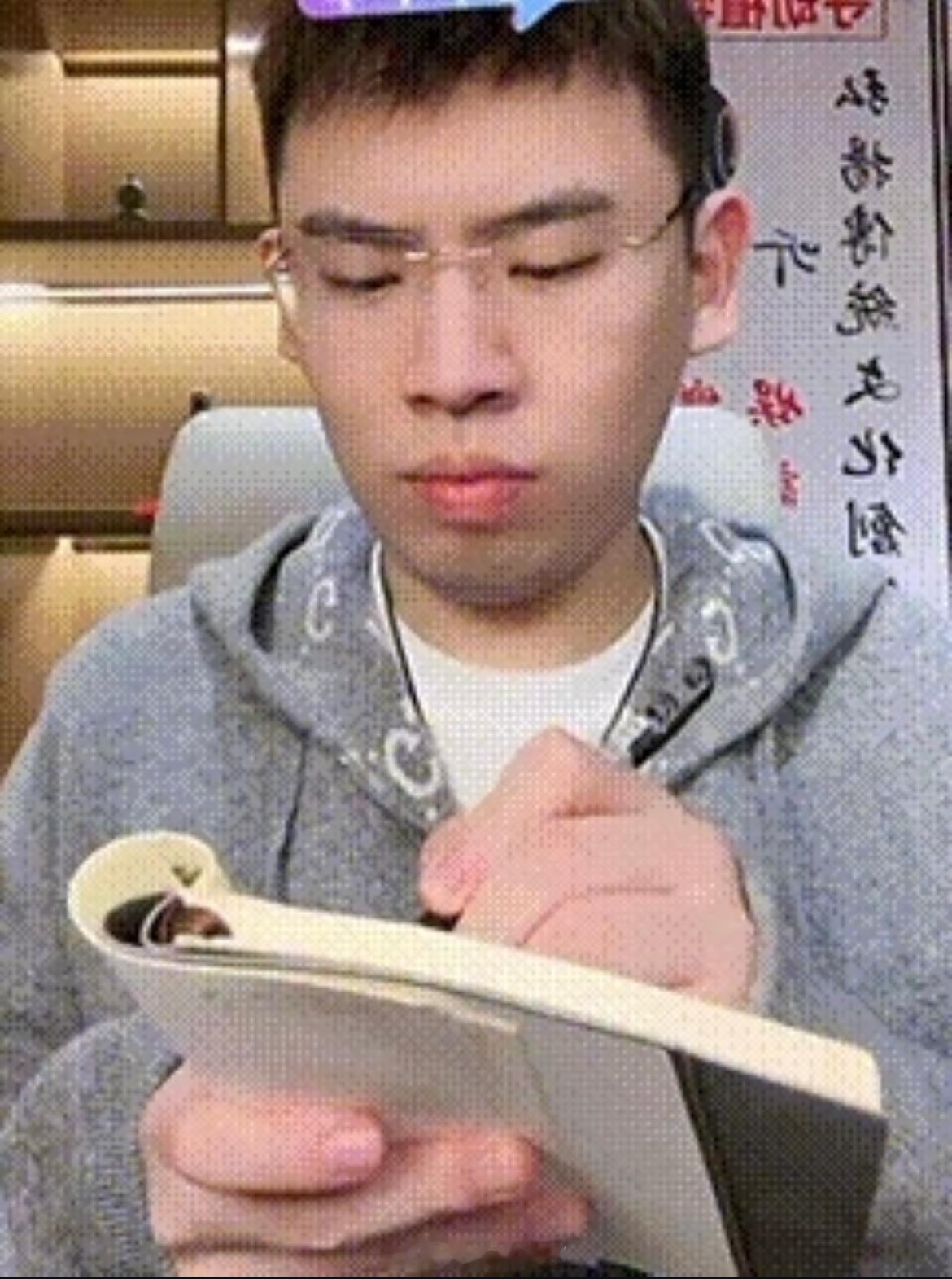 记下来，边上厕所边吃饭能成为顶流………