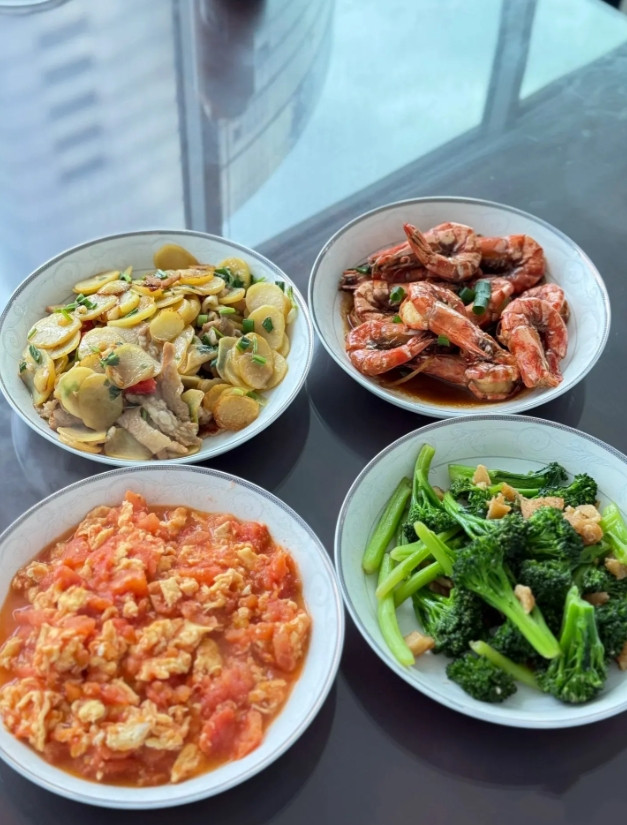 来邻居家蹭饭了，这顿饭值二十块钱吗