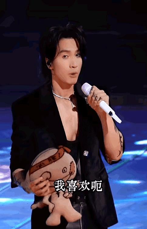 F4重组变F3，只因朱孝天管不住嘴。7月合体热度刚起，他就直播泄密，团队