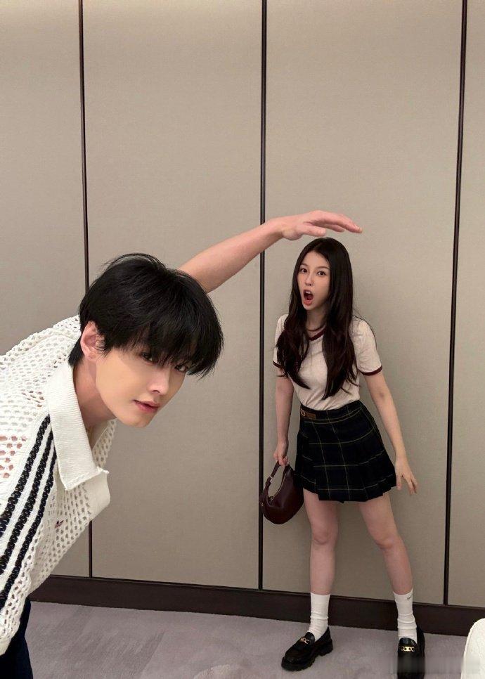 何与虞书欣错位拍何与把虞书欣拍成小手办了，特别会拍的两个人！何与把虞书欣拍成小