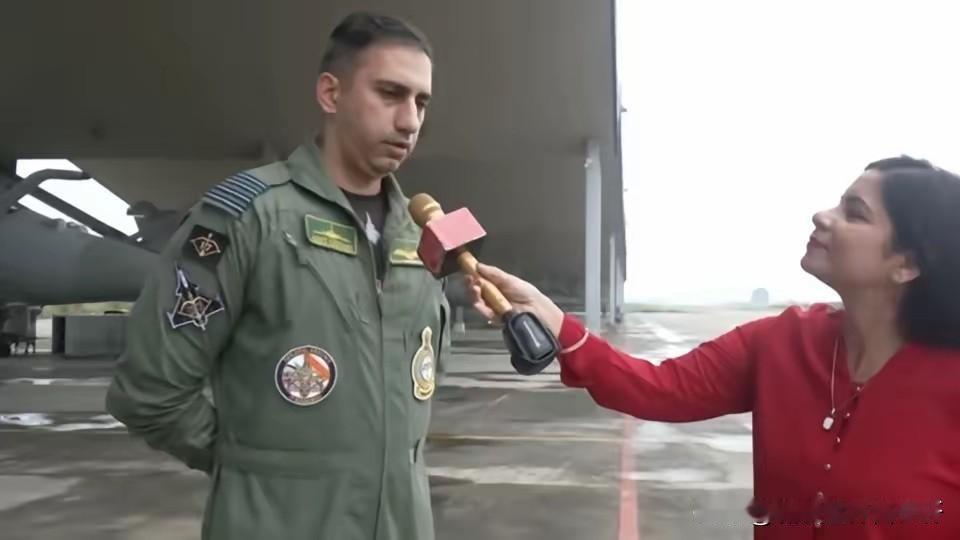印度空军“金箭”中队指挥官，格哈尼采访时说：“阵风”战斗机不仅打败歼-10C