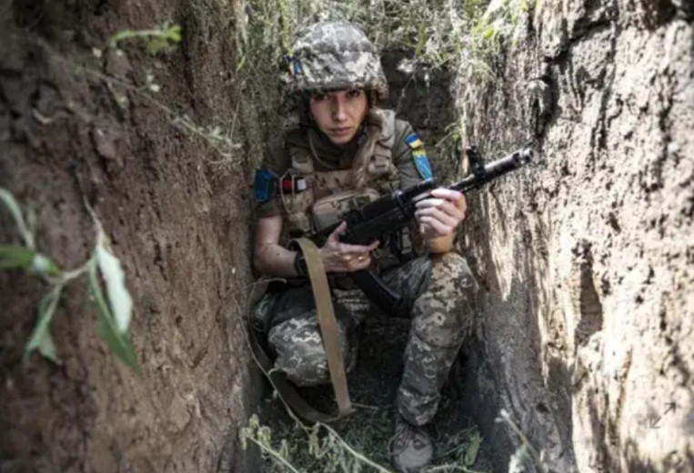 男人打光了女人上！最近，俄军在战场上遭遇乌克兰女兵袭击的次数越来越多，而且这些女