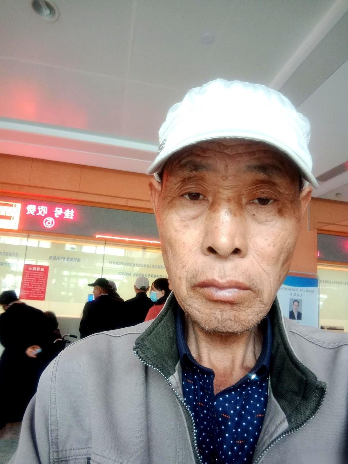 医生电话打来，她手里的水杯晃了一下。明天化疗，她一个人去。儿子女儿都要上班，没